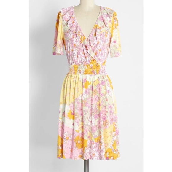 Modcloth Dresses & Skirts - ModCloth Marvelous Flower Medley Surplice dress